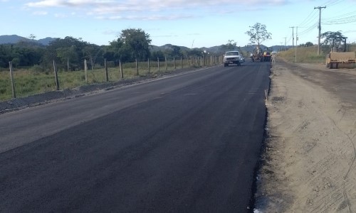 Novo trecho da Av. Renato Monteiro, em Porto Real, recebe troca de solo e pavimentação